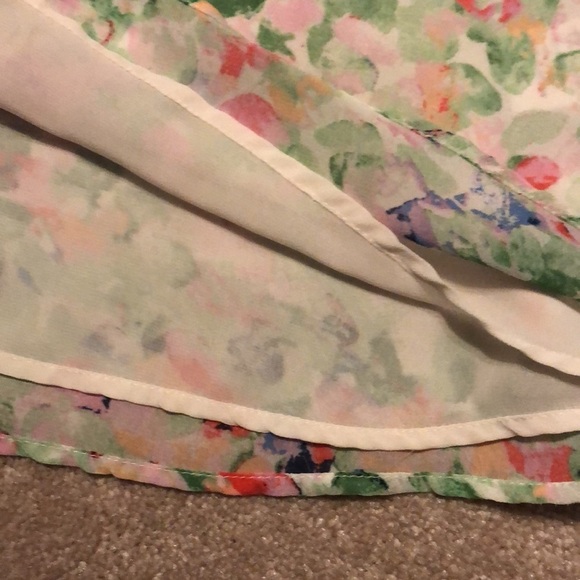 ASTR The Label Cropped V-Neck Blouse in Dainty Floral - Picture 7 of 8